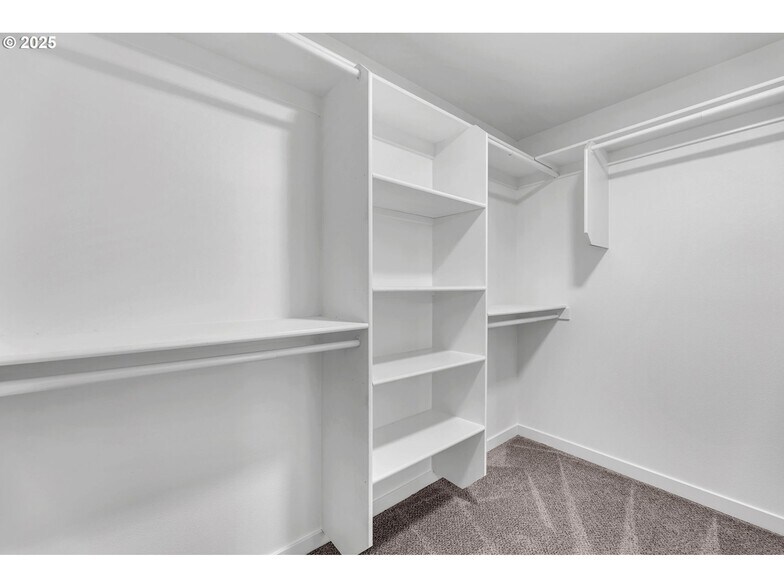 Building Photo - 6107 NE 45th Ct