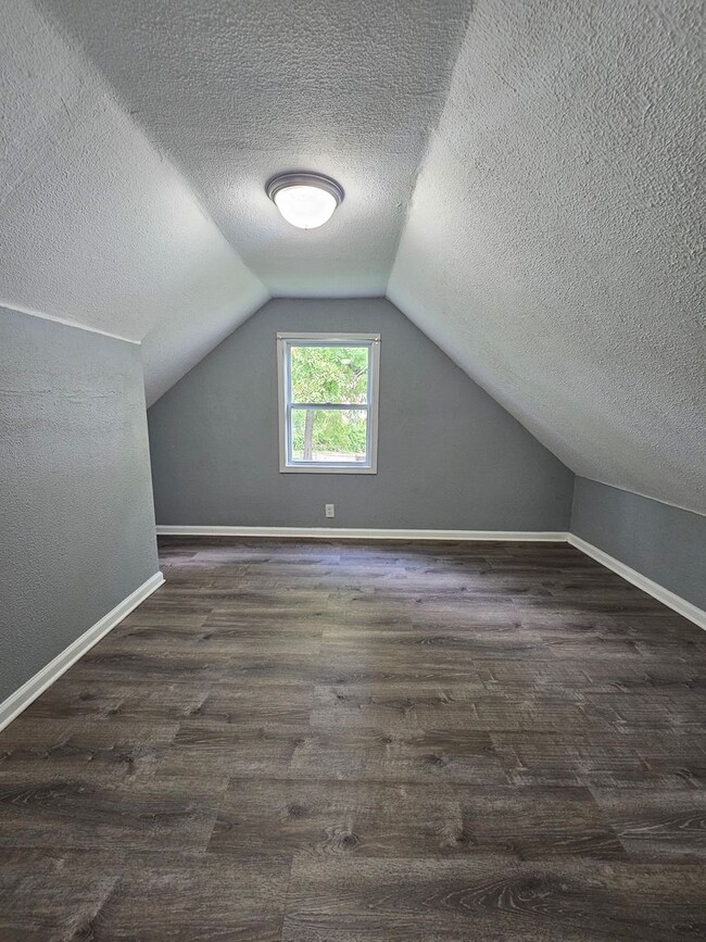 Building Photo - There is a $25 fee per application and eve...