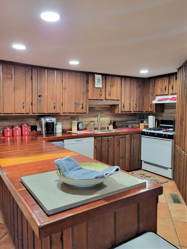 Building Photo - 308-310 Brady Canyon Rd