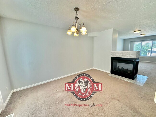 Building Photo - Great 2 Bd 2.5 Bath Townhome in Sandy