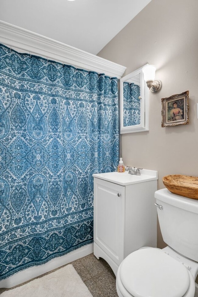 Building Photo - Charming 3 Bedroom Home Centrally Located