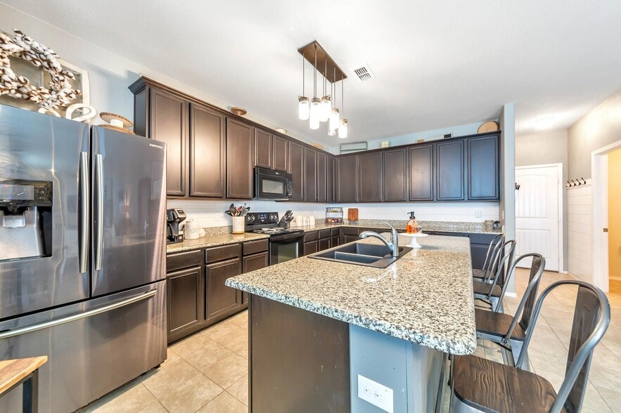 Building Photo - 2124 Dewitt Ln