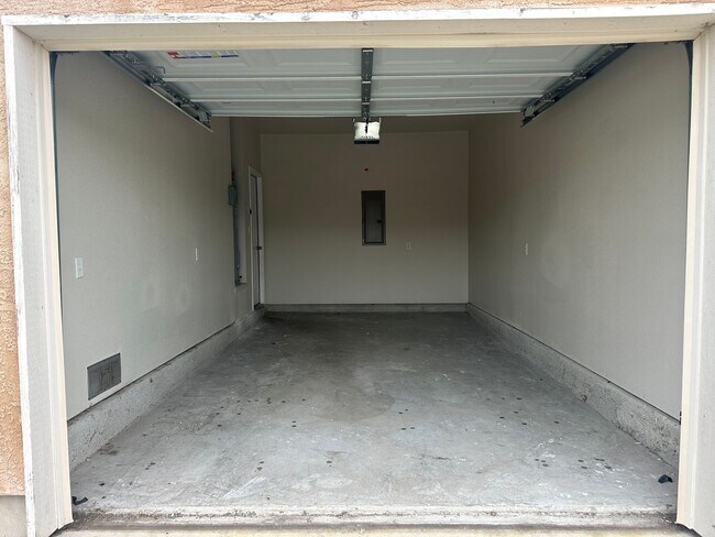 Building Photo - Townhome for rent