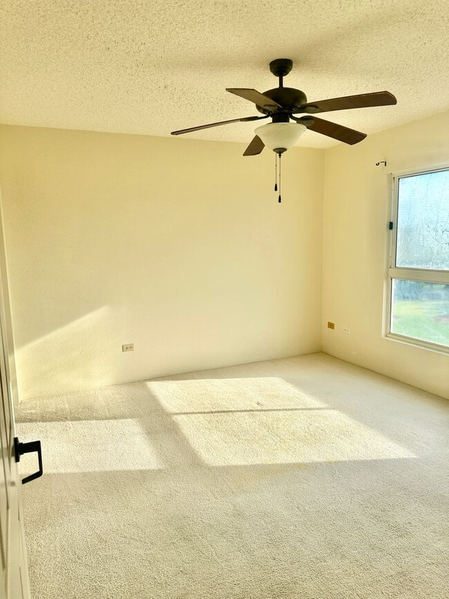 Building Photo - 2 bedroom 2 bath unit in highly desirable ...