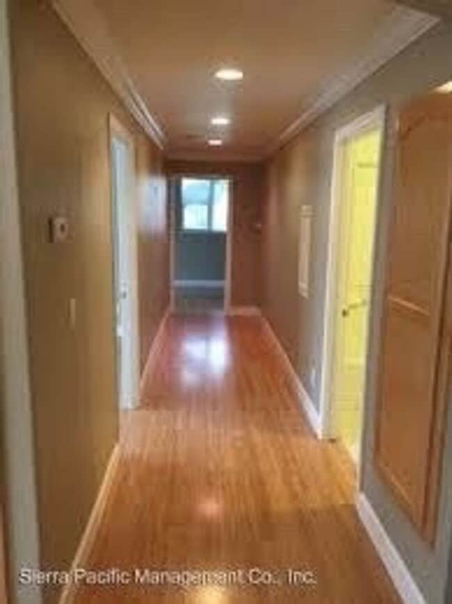 Building Photo - 256