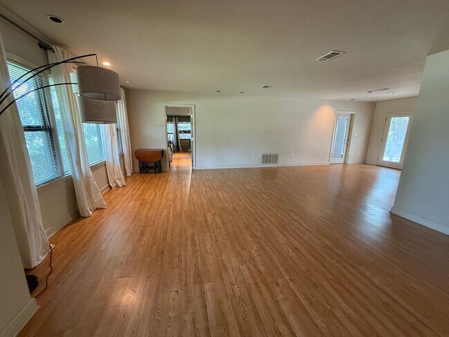 Building Photo - 303 Interbay Ave