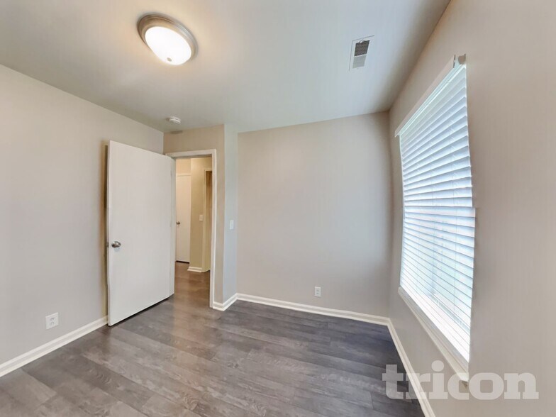 Building Photo - 716 Sweetwater Cir