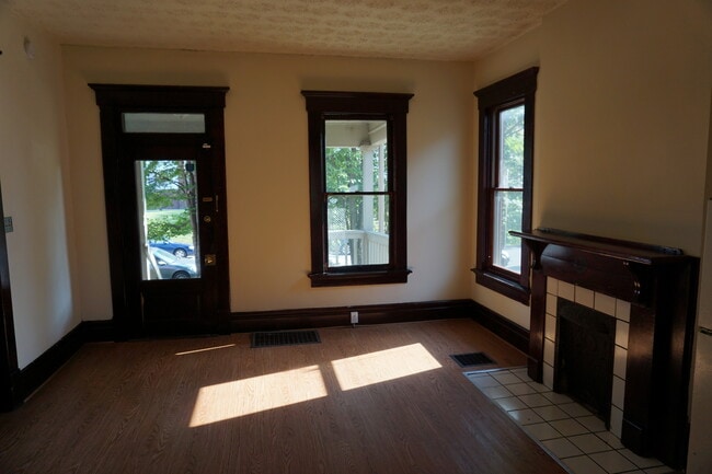 Building Photo - 290 E 15th Ave