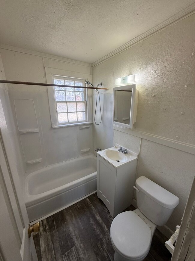 Building Photo - 2BD Pet Friendly Near Trooper Gate