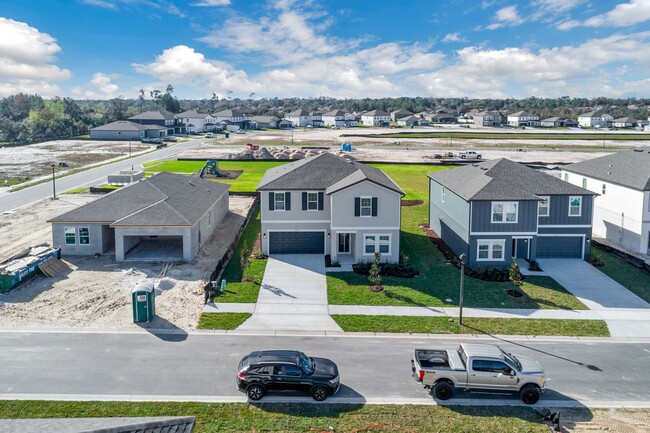 Building Photo - Like-New Ashton Woods Spacious 5BR 4BA, Prime Location Near I-4!