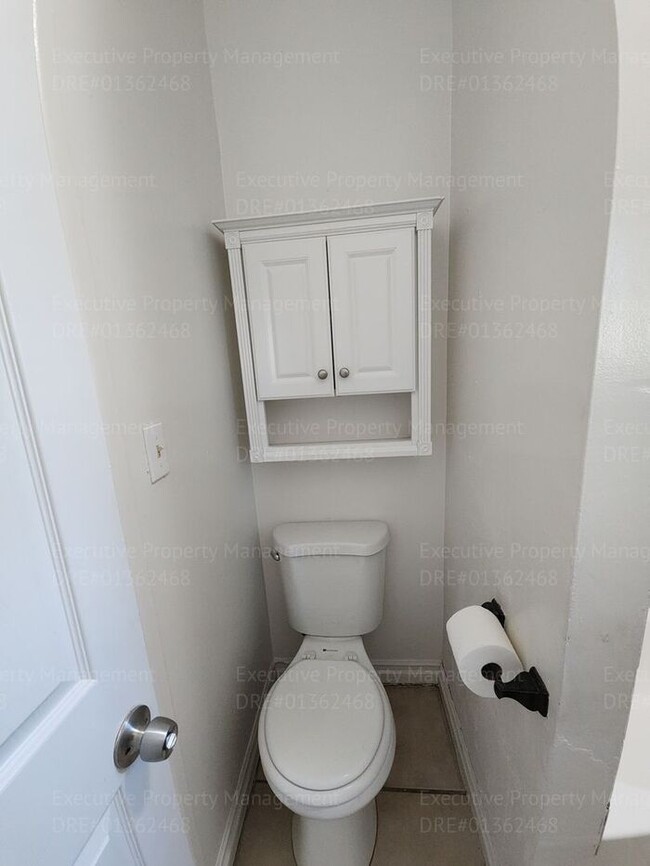 Building Photo - Move in ready. 3 bedrooms/ 1.5 bath, yard,...