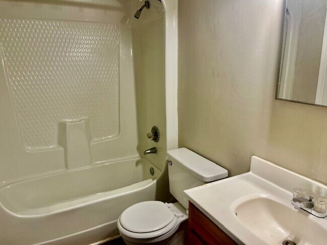 Building Photo - 213 Chateau Dr SE