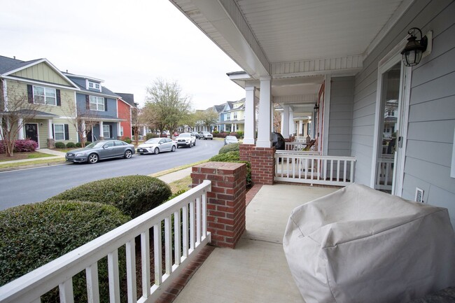 Building Photo - Hampton Forest Three Bedroom townhome clos...