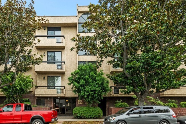 Building Photo - Elegant Corner Condo with Spacious Interiors