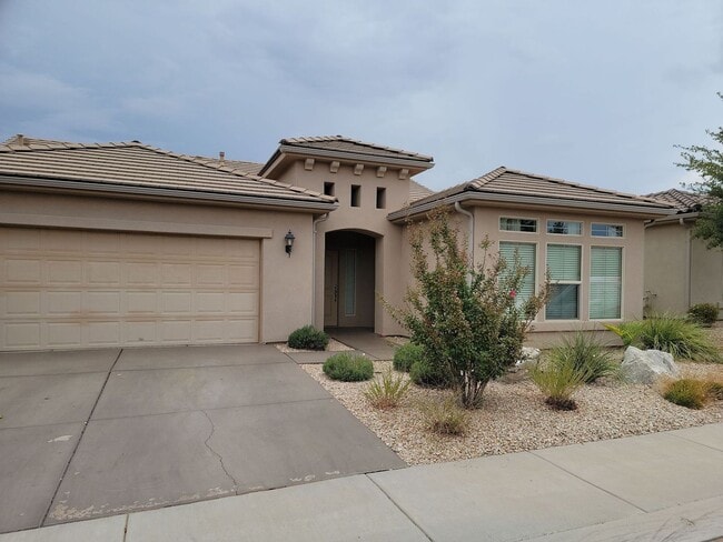 Building Photo - Single-Level Home with 2 Bedrooms & Den in...