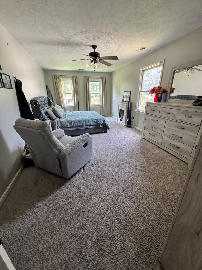 Building Photo - 3 bedroom/ 2.5 bathroom- Smithfield, VA