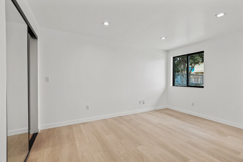 Building Photo - 2422 Meadowvale Ave