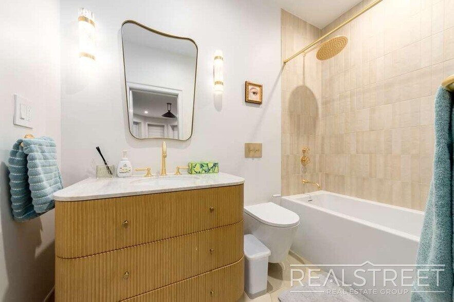 Building Photo - Luxury 4-Bed, 3.5-Bath Duplex with Private...