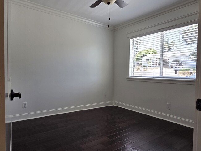 Building Photo - Adorable Beach-Close 2 Bedroom Bungalow in...