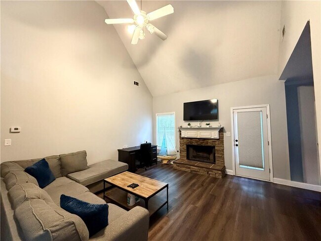 Building Photo - 158 River Park Cir