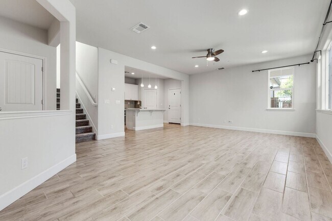 Building Photo - 3 Bed, 3 Bath East Garrison