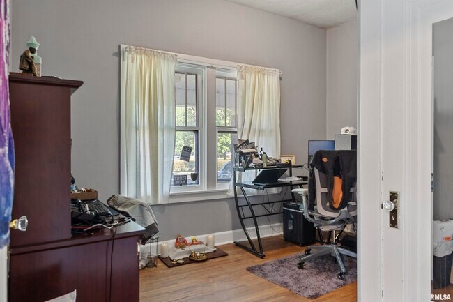 Building Photo - 1214 W Monroe St