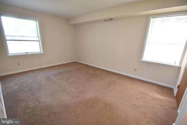 Building Photo - 400 Chapel Ct