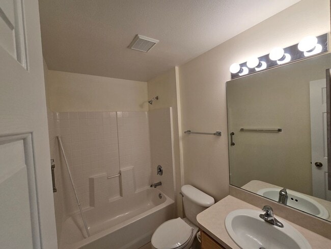 Building Photo - 4 Bedroom 2 Bathroom in Waterford Lakes