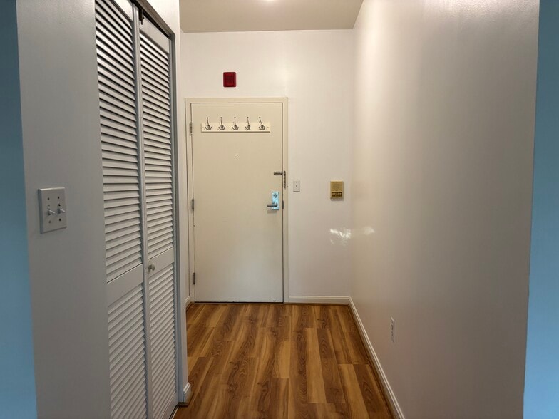 Building Photo - 218 Thorndike St