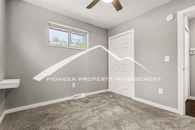 Building Photo - Spacious Half Duplex with Fenced Yard and Washer/Dryer