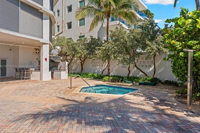 Building Photo - 6515 Collins Ave