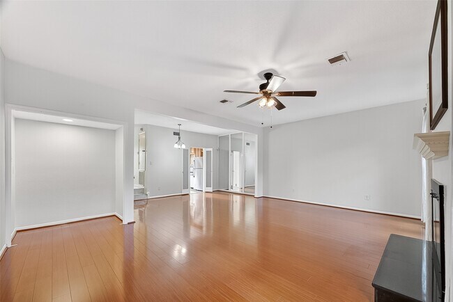 Building Photo - 7505 Memorial Woods Dr