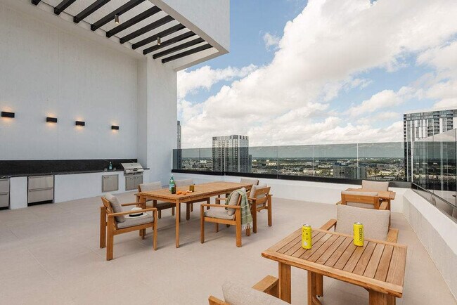 Building Photo - 225 N Miami Ave