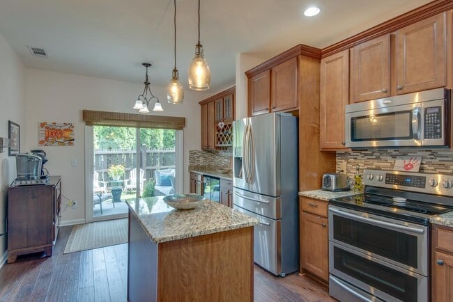 Building Photo - 2022 Traemoor Village Dr