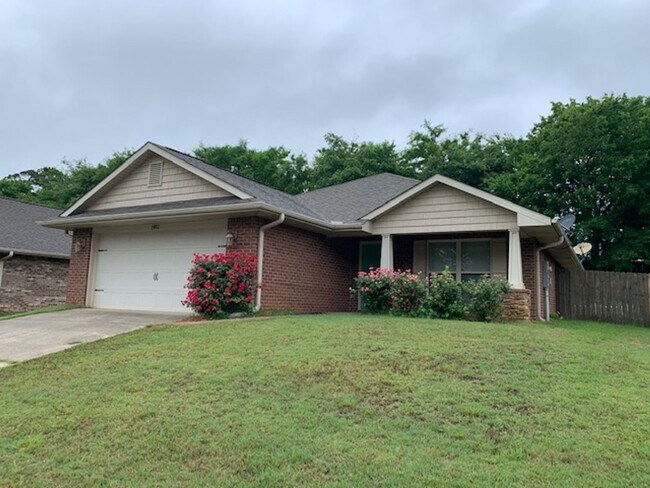 Building Photo - COMING SOON 8/8/25-BEAUTIFUL 4/2 BRICK HOM...