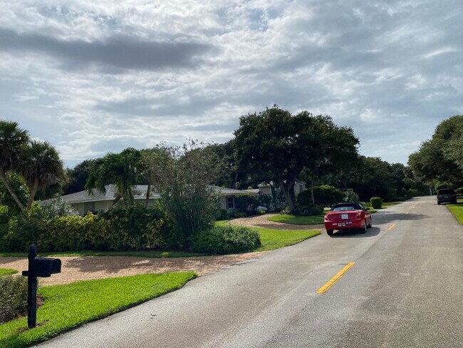 Building Photo - 956 Tulip Ln