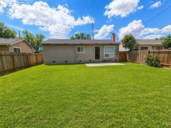 Building Photo - 5 bedrooms. Remodeled.Get ½ Off Your First Month’s Rent! Sign a lease and move in within 30 days—...
