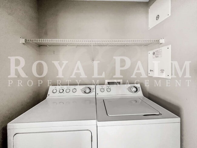 Building Photo - 2 Bed, 2 Bath Duplex on First Street – Washer & Dryer Included, Pet-Friendly, Minutes from Downto...