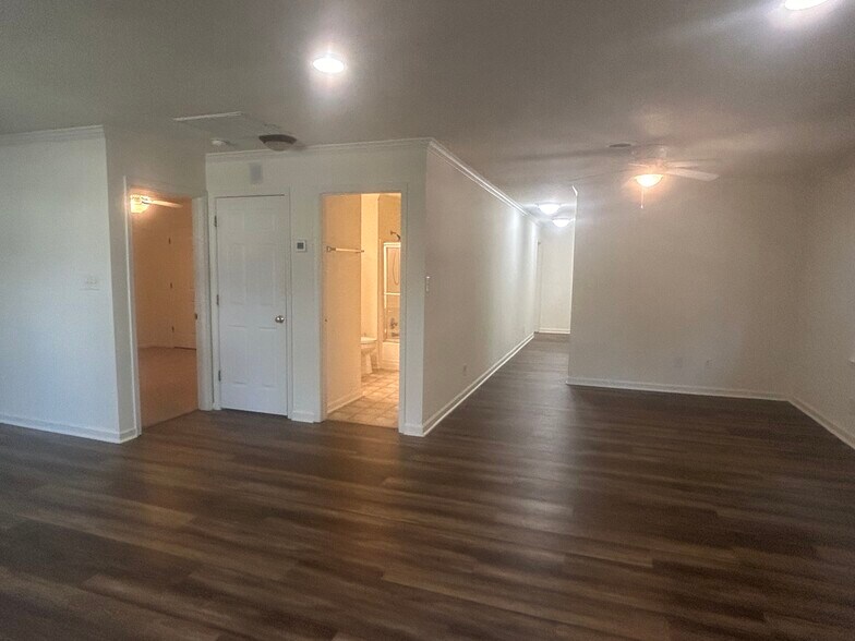 Building Photo - 112 W Poplar Ave