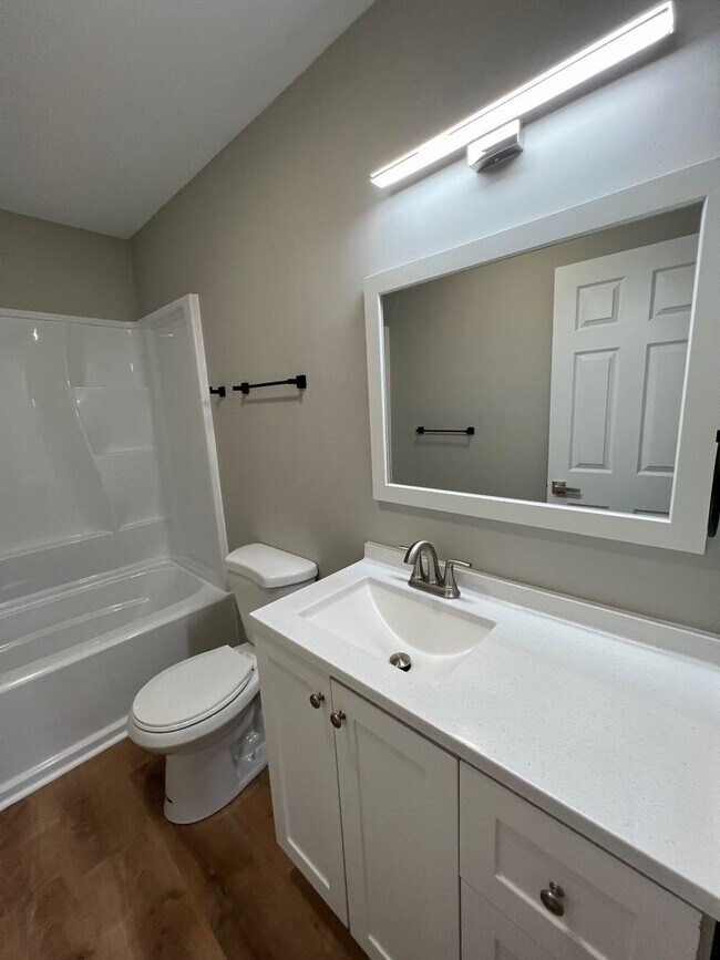 Building Photo - 2 Bedroom/1.5 Bath Townhouse Kingsport TN