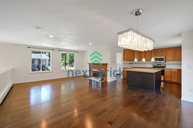 Building Photo - "Spacious 4-Bedroom Haven with 2.5 Baths in Everett – 2,424 Sq Ft of Comfort!"