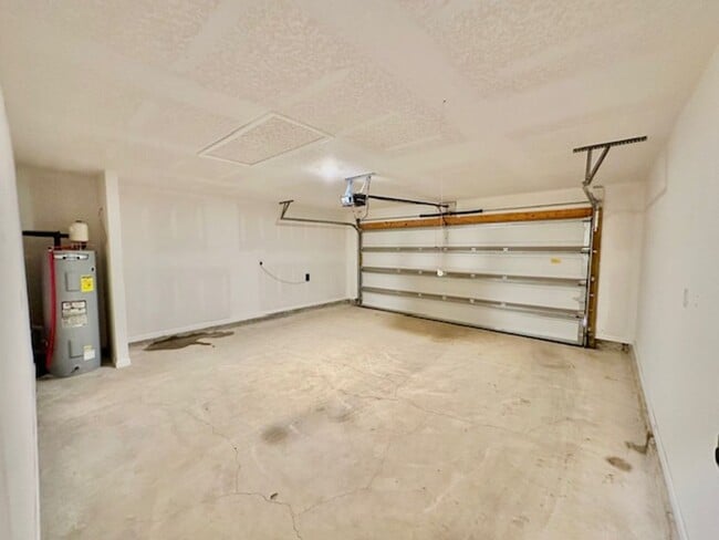 Building Photo - Beautiful 4/2/2 newer home for rent w/ community pool, playground, picnic area!