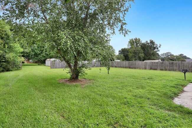 Building Photo - 3 Bed 2 Bath In Richmond Hill