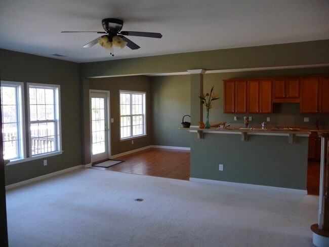 Building Photo - Executive Home!