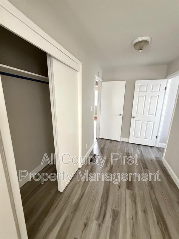 Building Photo - 3236 Renault Rd SE