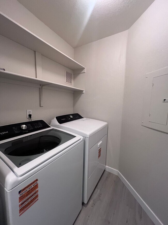 Building Photo - The Enclaves 3 bed 2 bath Upgraded Condo!