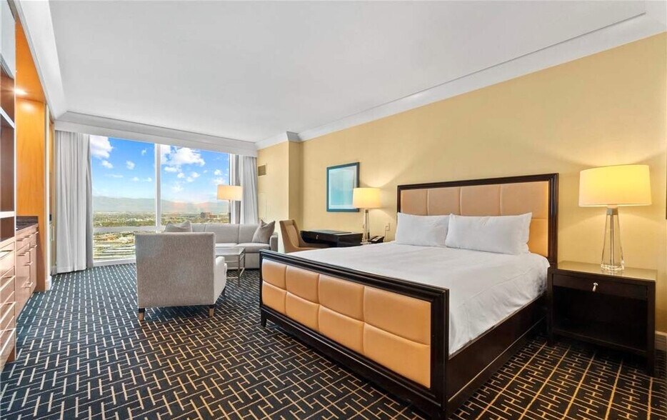 Building Photo - 2000 Fashion Show Dr