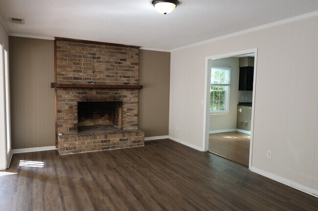 Building Photo - 214 Oakleaf Dr