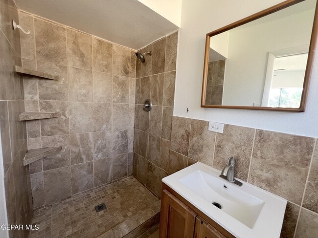 Building Photo - 10009 Jamaica St