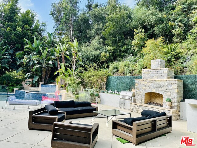 Building Photo - 1447 San Ysidro Dr